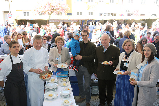 Spargel gabs auch am Stand der Schellermühle - Sternekoch Hans Haas vom Tantris präsentierte kleine Spargelgerichte (©Foto:Martin Schmitz)